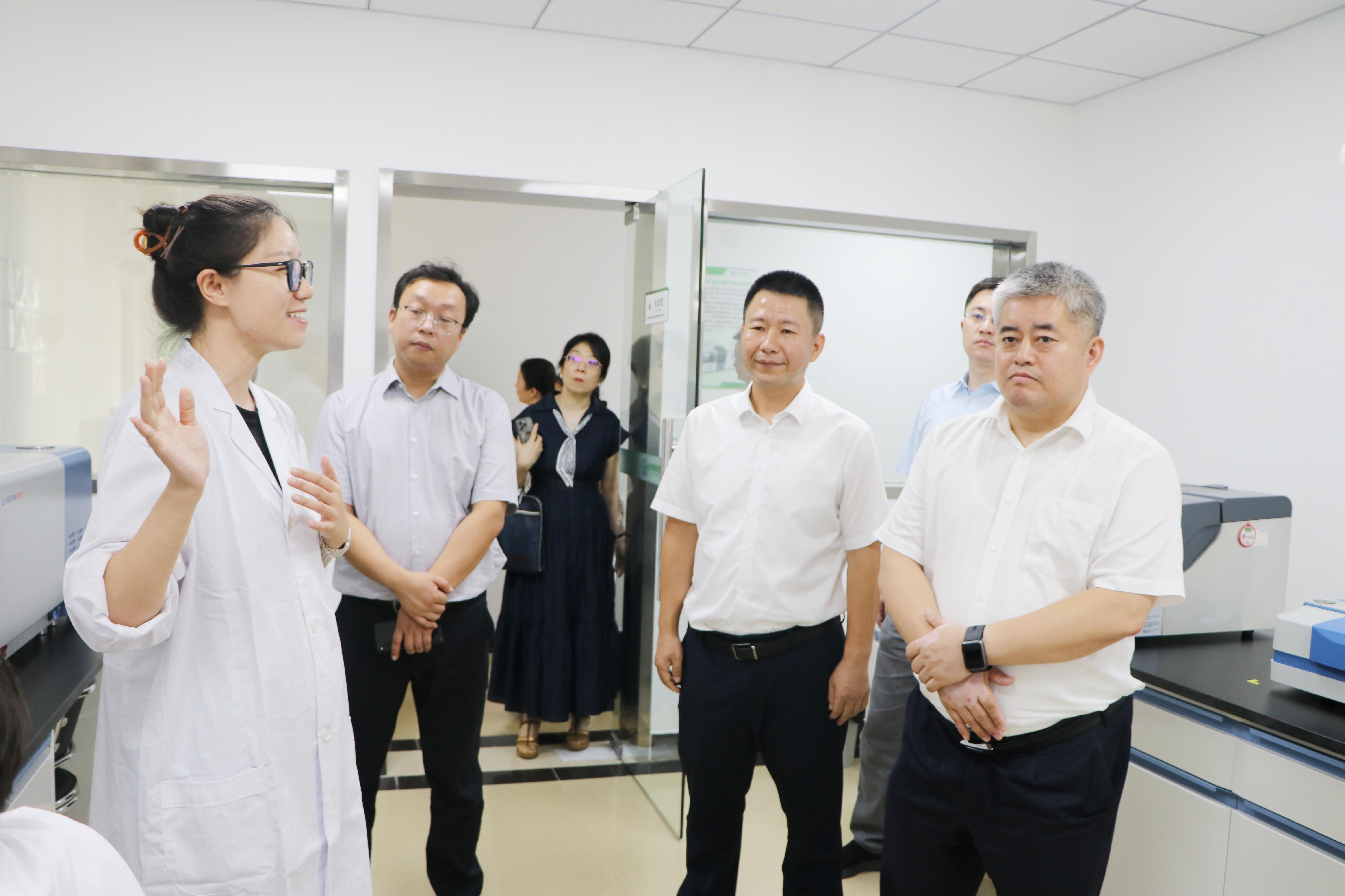 Leaders from Binhai New Area Government Services Office and Dagang Street visited Luwei New Materials for research and guidance