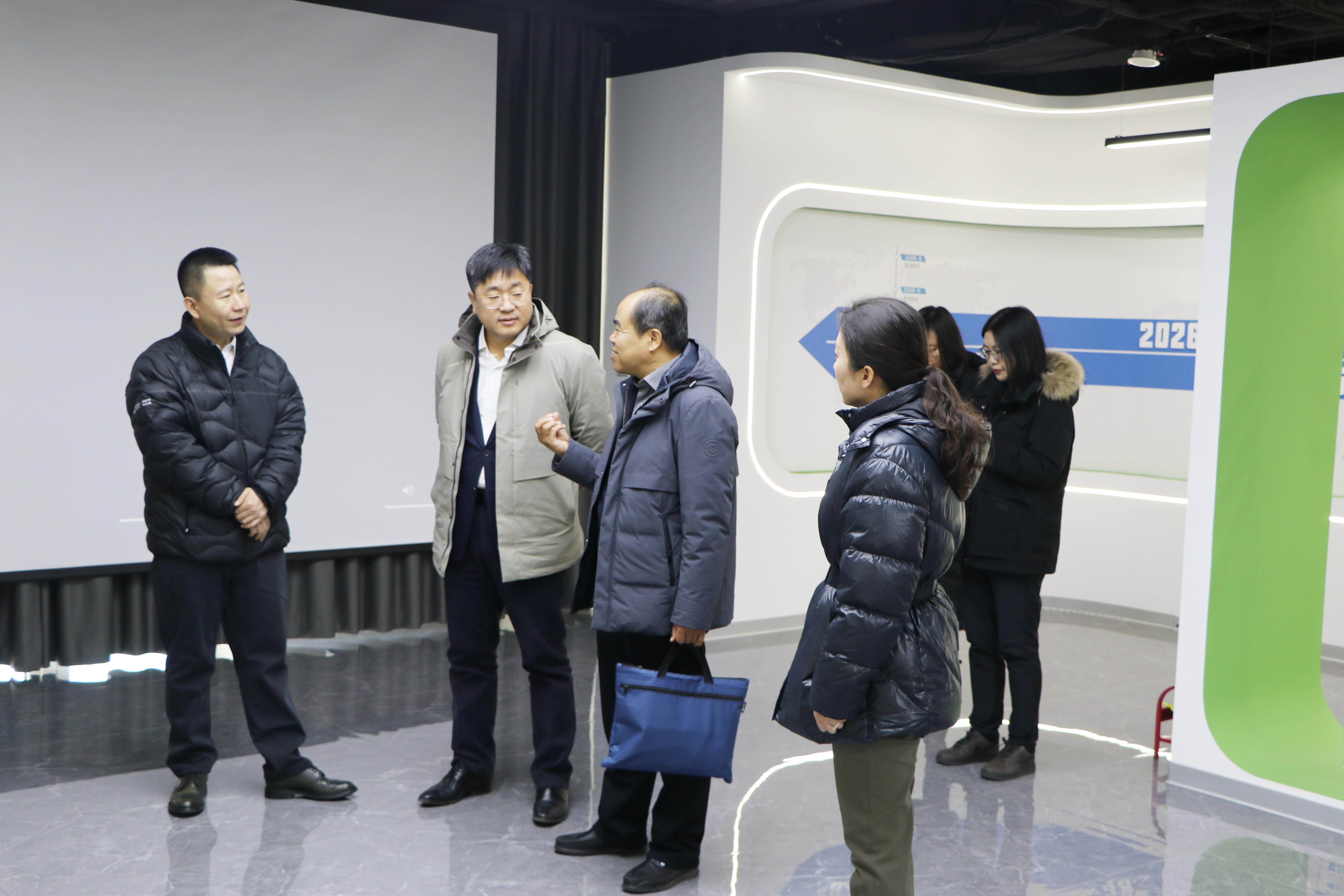 Zhang Haiyong, Director of the Secretariat of the Reform Office of the Tianjin Municipal Committee, and Yang Zhibo, Secretary of the Party Working Committee of Dagang Street in Binhai New Area, and their delegation visited Luwei New Materials for research and guidance
