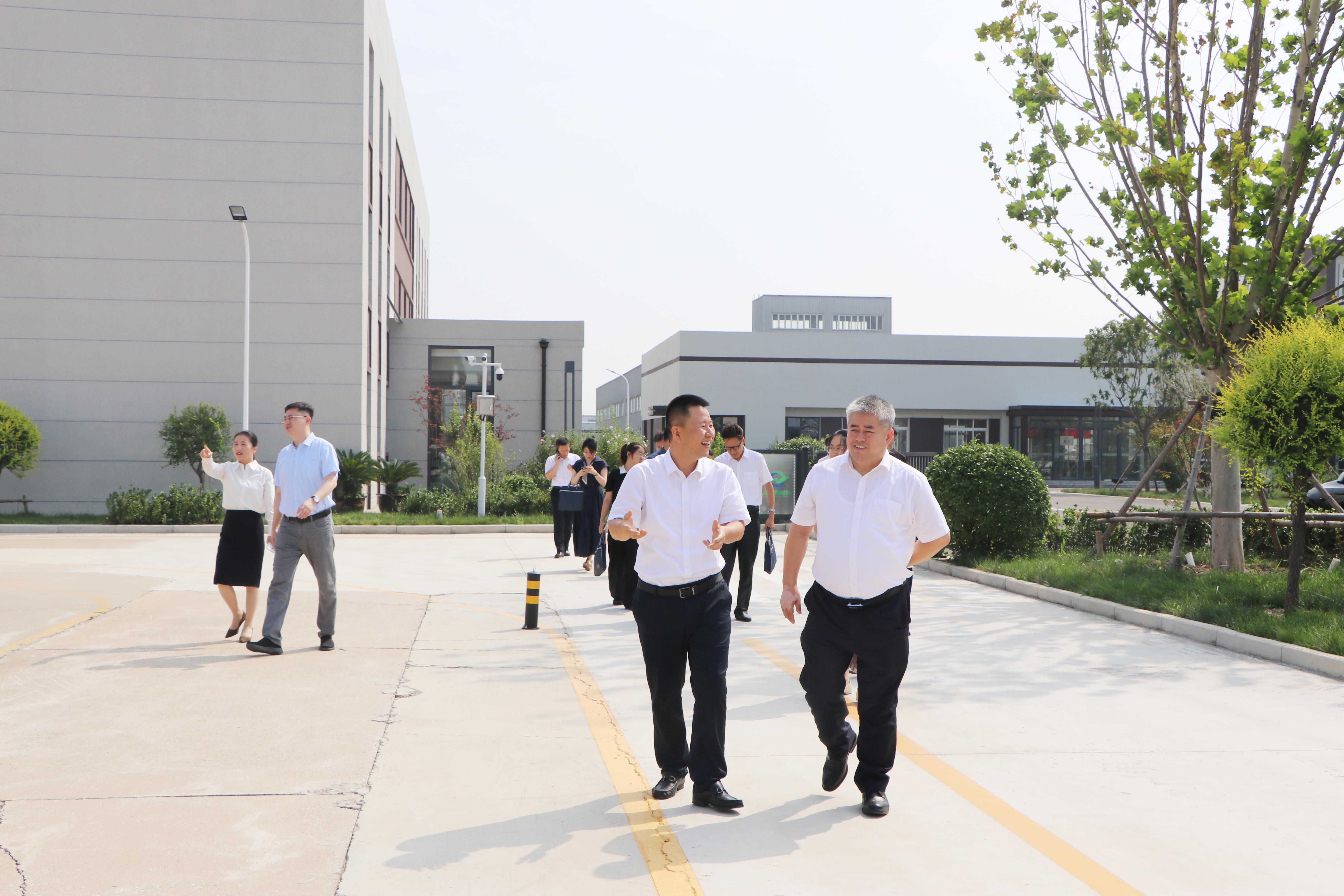 Leaders from Binhai New Area Government Services Office and Dagang Street visited Luwei New Materials for research and guidance