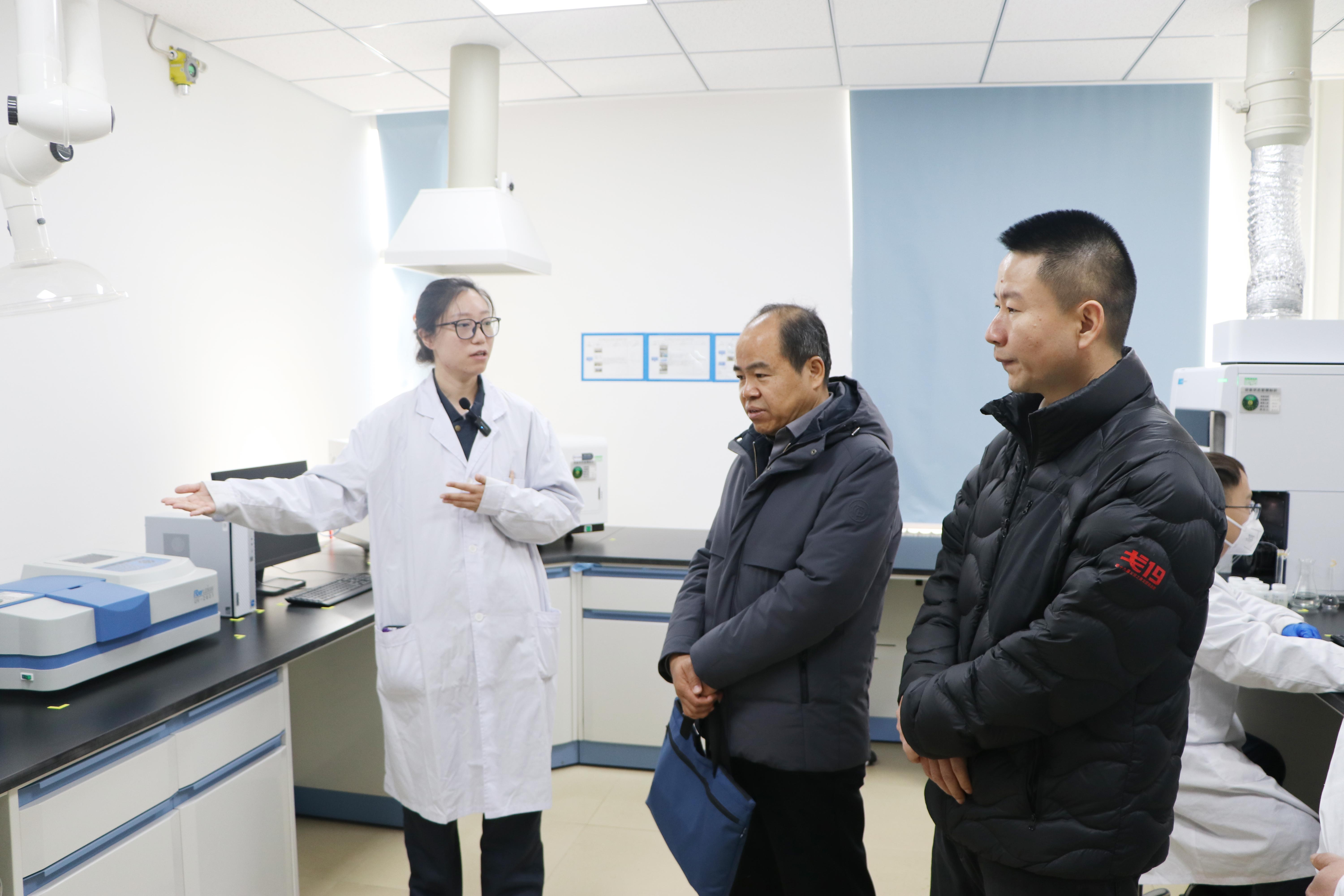 Zhang Haiyong, Director of the Secretariat of the Reform Office of the Tianjin Municipal Committee, and Yang Zhibo, Secretary of the Party Working Committee of Dagang Street in Binhai New Area, and their delegation visited Luwei New Materials for research and guidance