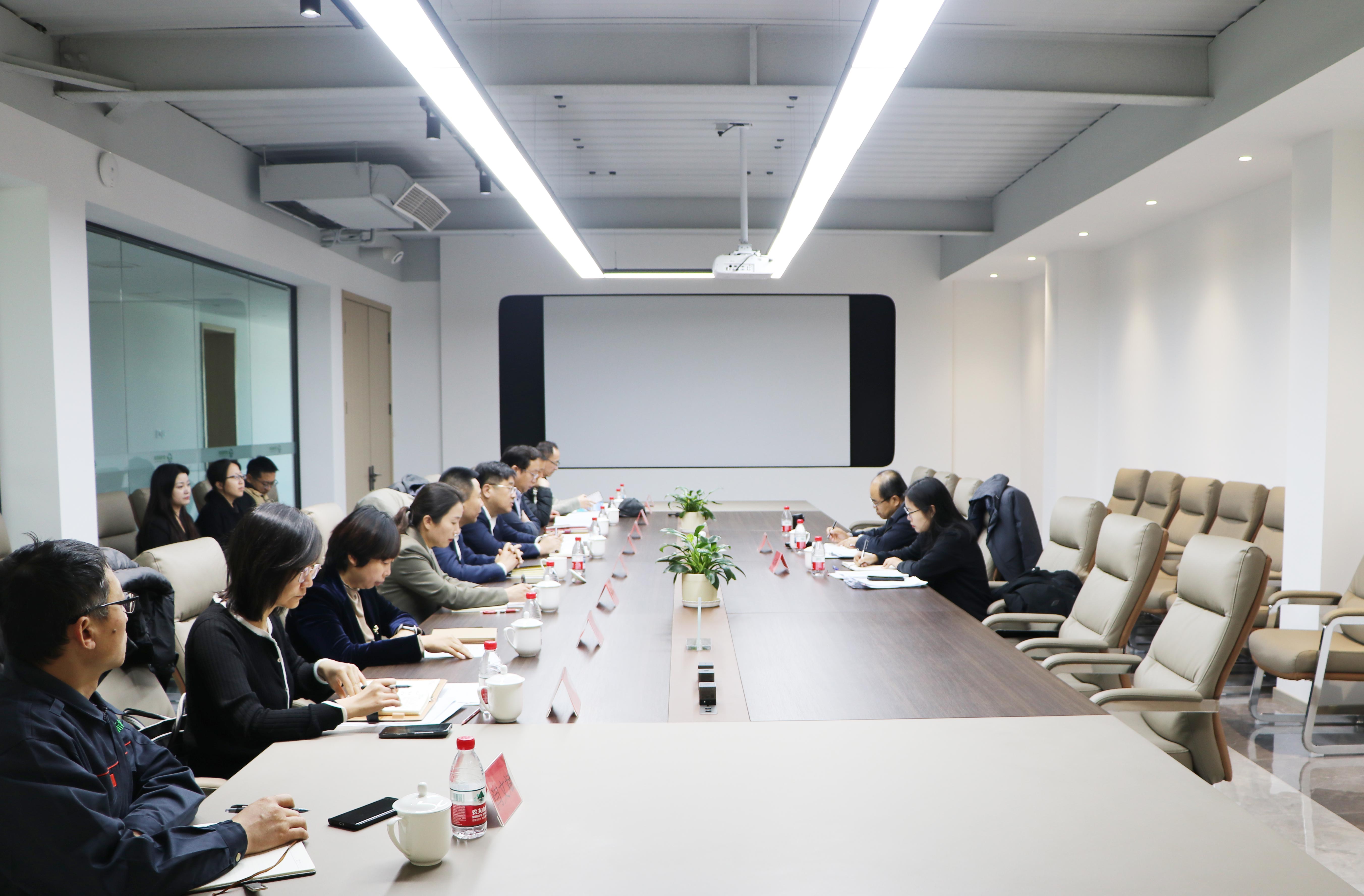Zhang Haiyong, Director of the Secretariat of the Reform Office of the Tianjin Municipal Committee, and Yang Zhibo, Secretary of the Party Working Committee of Dagang Street in Binhai New Area, and their delegation visited Luwei New Materials for research and guidance
